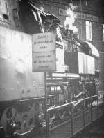 DR 38 1182 am 02.09.1983 auf der Drehscheibe im Bw Naumburg.