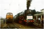 DR 44 1093-2 mit dem Sonderzug zum 100. Geburtstag der Unstrutbahn nach Artern, am 01.10.1989 in Naumburg Hbf. (Foto: Steffen Tautz)