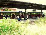 W�hrend dem Kreuzungshalt in Laucha war Zeit f�r eine kleine St�rkung und das ein oder andere Gepspr�ch auf dem Bahnsteig; 12.07.2009 (Foto: Dieter Thomas)