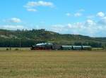 Bei sch�nem Sp�tsommerwetter dampft der Sonderzug aus Blankenburg durch das Unstruttal bei Kirchscheidungen.