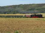 LEG 65 1049-9 f�hrt nach der Abstellung in Karsdorf als DLr 36564 durch das Unstruttal bei Kirchscheidungen zur�ck nach Freyburg, um dort die Weintouristen zur�ck nach Chemnitz zu bringen.
