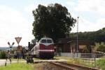 Die 118 770-7 am 10.09.2011 mit dem Winzerfestsonderzug DPE 13492 von Leipzig-Plagwitz nach Karsdorf, am Bahn�bergang in Kleinjena. (Foto: Jens-Peter Ruske)