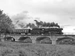 Die 44 1486-8 der Eisenbahnfreunde Traditionsbahnbetriebswerk Staßfurt e.V. mit dem DPE 24179 von Freyburg (Unstrut) nach Magdeburg Hbf, am 09.09.2017 auf der Saaleflutbrücke an der ehem. Bk Henne in Naumburg (Saale). (Foto: Ulfwe Wackernagel, www.dfw-jena.de)