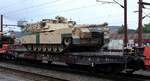 D-DB 31 80 4865 333-7 Gattung Samms709 hier genutzt für den Transport von einem Militärfahrzeug. Pattburg/DK 06.07.2025