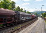 Vierachsiger, großräumiger Drehgestell-Schiebewandwagen der Gattung Habbiins 17, 33 85 2740 134-7 [P] CH-TWA, Gattung Habbiins 16 (TWA HB16), der TWA – Transwagon AG (Zug), am 24 Juli 2025 im Zugverband bei einer Zugdurchfahrt im Bahnhof Kirchen/Sieg. Leider sind solche Wagen immer sehr beschmiert.

Diese großräumigen Wagen sind mit Schiebewänden ausgerüstet, die von einer Person bewegt werden können. Im geöffneten Zustand ist der Zugang zur halben Ladefläche von beiden Seiten möglich. Das Be- und Entladen mit Gabelstaplern ist damit sowohl von einer Rampe als auch von ebener Erde möglich. Die Wagen sind für eine schonende Beförderung hochempfindlicher Güter verschiedener Art. Er bietet Platz für 63 Euro-Paletten (800 x 1.200 mm) oder 42 Industrie-Paletten (1.000 x 1.200 mm).

TECHNISCHE DATEN:
Spurweite: 1.435 mm (Normalspur)
Anzahl der Achsen: 4 (in zwei Drehgestellen)
Länge über Puffer: 23.264 mm
Drehzapfenabstand: 17.724 mm
Achsabstand im Drehgestell: 1.800 mm
Ladelänge: 22.000 mm
Ladebreite: 2.840 mm
Ladefläche: 62,4 m²
Laderaum: 167 m³
Fußbodenhöhe von SOK: 1.200 mm
Min. befahrbarer Kurvenradius: R= 60 m
Eigengewicht: 26.000 kg
Max. Ladegewicht: 64,0 t (ab Streckenklasse D)
Maximale Radsatzlast: 22,5 t
Schiebewandöffnung: 2 x 10.808 mm
Höchstgeschwindigkeit: 100 km/h (beladen) / 120 Km/h (leer)
Bauart der Bremse: KE-GP-A max. 59 t
Verwendungsfähigkeit: RIV (Regolamento Internazionale Veicoli)
