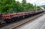 Drehgestellflachwagen mit sechs Radsätzen, mit Lademulden für Coiltransporte (Blechrollen) der Gattung Sahmms 711, UIC-Nummer 31 80 4868 637-8 D-DB der DB Cargo Deutschland AG am 21.08.2021