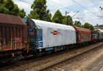 Vierachsiger Drehgestell-Flachwagen mit verschiebbarem Planenverdeck und Lademulden für Coiltransporte, 35 81 4673 290-6 A-RCW, der Gattung Shimmns, der Rail Cargo Austria (ein Unternehmen der ÖBB), am 04 Juli 2024 im Zugverband bei der Zugdurchfahrt im Bahnhof Kirchen(Sieg).

TECHNISCHE DATEN:
Spurweite: 1.435 mm
Achsanzahl: 4 (in 2 Drehgestelle)
Länge über Puffer: 12.040 mm
Länge der Ladefläche: 10.800 mm
Drehzapfenabstand: 7.000 mm
Achsabstand im Drehgestell: 1.800 mm
Eigengewicht: 23.000 kg
Höchstgeschwindigkeit: 100 km/h (beladen) / 120 km/h (leer)
Maximales Ladegewicht: 67,0 t (ab Streckenklasse D4)
Mulden: 5 Stück, im Untergestell integriert
Bauart der Bremse: KE-GP-A (LL)
Bremssohle: IB116
Intern. Verwendungsfähigkeit: RIV
