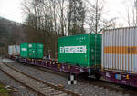 Vierachsiger Drehgestell-Containertragwagen 37 84 4576 291-7 NL-RRL, der Gattung Sggnss-xl (Sggnss 80’XL), der niederländischen Vermietungsfirma RailRelease B.V. (Rotterdam), am 04.02.2023 im Zugverband bei der Zugdurchfahrt im Bahnhof Kirchen (Sieg). Hier beladen mit zwei 20ft-Container.

Der Wagen wurde Tatravagonka Poprad (Slowakei) gebaut, das Baujahr konnte ich nicht erkennen. Mit dem Containertragwagen der Bauart Sggnss 80´ ist es erstmals möglich Container mit einer Gesamtlänge von 80 Fuß auf einem vierachsigen Drehgestellwagen zu transportieren. Der Wagen hat eine Länge von 25.940 mm. 

Der LIGHT EIGHTY Sggnss-xl wurde von TATRAVAGÓNKA schon 2010 auf Veranlassung von METRANS entwickelt. Nicht nur dank seinem geringen Gewicht von 22,4 t, sondern auch wegen den einzigartigen Lademöglichkeiten (5 Container­Bauarten und Wechselaufbauten in 30 verschiedenen Containerkombinationen) hat sich dieser Wagen schnell auf dem Markt etabliert. Im Vergleich zum 80’ langen Standardwagen kann bei dieser Variante ein Wagen mehr in Güterzüge aufgenommen werden. Durch die neuartige Konstruktion dieses TSI­‐konformen Wagens konnte nicht nur der Lärmpegel auf einen Messwert von 78 dB(A) reduziert werden. Eine Energieeinsparung von 20 % im Vergleich zum 80’-langen Standardgelenkwagen ermöglicht eine weitere Steigerung der Transporteffizienz. Weniger Drehgestellbedarf bedeutet weniger Instandhaltungsaufwand für Bremssysteme.

TECHNISCHE DATEN:
Spurweite: 1 435 mm
Anzahl der Achsen: 4 in zwei Drehgestellen
Länge über Puffer: 25.940 mm
Drehzapfenabstand: 19.300 mm
Achsabstand im Drehgestell: 1.800mm
Laufraddurchmesser: 920 mm (neu)
Drehgestell- und Laufradtyp: Y25Ls1-K  / Ba303
Ladelänge : 24 700 mm  (z.B. 2 x 40’ ISO Container)
Höhe der Ladeebene über SOK: 1.155 mm
Höchstgeschwindigkeit: 100 km/h, bei Lastgrenze SS und leer 120 km/h
Max. Zuladung bei Lastgrenze S: 67,6 t (ab Streckenklasse D)
Max. Zuladung bei Lastgrenze SS: 57,6 t (ab Streckenklasse C)
Eigengewicht: 22.400 kg
Kleinster bef. Gleisbogenradius: R 75 m (150 m im Zugverband)
Bauart der Bremse: KE-GP-A (K)
Bremssohle: C 333 (CoFren, gesintert)
Handbremse: Ja
Intern. Verwendungsfähigkeit: TEN-GE
