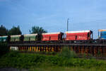 Ein etwas anderer Erzwagen - RockTainer ORE - Variante D, ein 2 x 4-achsiger Flachwagen in Sonderbauart (Doppelwagen) bzw. ein 8-achsiger Containertragwagen, 35 81 4658 072-7 A-IF, der Gattung Sggmmrrs 60ft, der sterreichischen INNOFREIGHT mit zwei aufgesetzten 30 ft RockTainer ORE (Variante C01), am 18 Juni 2025 im Zugverband bei Kln-Gremberg, aus einem Zug fotografiert. 

Grundstzlich besteht ein InnoWaggon aus zwei kurzgekuppelten Einzelwagen. Leichtbauweise und hohe Belastbarkeit differenzieren diese Waggons dabei klar von anderen und ermglichen deutlich hhere Zuladung fr den Transport von unterschiedlichsten Gtern. Der InnoWaggon vereint den Tragwagen und die auswechselbaren Behlter zu einem innovativen Konzept, das eine flexible Nutzung verspricht. Der Einsatz der Spezialbehlter wird dabei der jeweiligen Branche angepasst, da die Behlter je nach Anforderung wie spezifisches Schttgewicht oder Entladestation eingesetzt werden.

Als Teil der INNOFREIGHT RockTainer Systeme wurde der RockTainer ORE fr den Transport von Eisenerz, Erzpellets und Kalkstein optimiert. Mit einem Ladevolumen von 47 m knnen bis zu 138 Tonnen an Material in nur einem RockTainer ORE transportiert werden. Die Entladung erfolgt schlagartig in einen Tiefbunker. Ein Ganzzug besteht meist aus 27 Wagen und transportiert so rund 3.700 Tonnen Erz.

TECHNISCHE DATEN eines 60 ft InnoWaggon:
Gattung: Sggrrs
Gattungskennzahl: 4658
Hersteller (Wagen): Tatravagnka a.s. Poprad (Slowakei)
Baujahr: 2018
Spurweite: 1.435 mm (Normalspur)
Achsenanzahl: 8 pro Doppelwagen (in 4 Drehgestellen)
Lnge ber Puffer: 22.500 mm 
Breite: 2.890 mm
Drehzapfenabstand: 2 x 6.010 mm
Achsabstand in den Drehgestellen: 1.800 mm
Raddurchmesser: 920 mm (neu)
Lnge Ladeflche: 2 x 9.125 mm (2 x 30 ft)
Hhe der Ladeflche ber SOK: 1.155 mm
Eigengewicht: ca. 40.600 kg
Max. Geschwindigkeit: 100 km/h (beladen) / 120 km/h (leer)
Max. Zuladung pro Doppelwagen: 138,5 t (ab Streckenklasse D4)
Max. Achslast 22,5 t
Bremse: KE-GP-A (K)
Bremssohle: Jurid 822
Kleinster befahrbarer Gleisbogen: R = 75m
Intern. Verwendungsfhigkeit: TEN-GE

TECHNISCH DATEN eines RockTainer ORE:
Lnge: 30 ft / 9.125 mm
Hhe: 2.900 mm ab OK Wagen (3.233 mit Rutschen)
Breite: 3.050 mm
Eigenwicht: ca. 6.300 kg
Ladevolumen: 47 m
