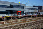 Vierachsige Drehgestell-Containertragwagen 60´ mit stoßgedämpfter Ladebühne, 31 81 4544 300-4 A-RCW, der Gattung Sgjns, der Rail Cargo Group (zu ÖBB) steht am 04 April 2025 im Zugverband in Wels (A). Aufnahme aus einem Zug. 

Bei dem Wagen handelt es sich um einen Güterwagen der Type Sgjns, ein
4-achsiger Drehgestell-Flachwagen in Sonderbauart. Er ist für den Transport
von Containern mit einer Gesamtlänge bis zu 60 Fuß geeignet. Als Besonderheit besitzen die Wagen eine stoßgedämpfte Ladebühne.

TECHNISCHE DATEN:
Spurweite: 1.435 mm (Normalspur)
Anzahl der Achsen: 4 in zwei Drehgestellen
Länge über Puffer: 21.000 mm
Drehzapfenabstand: 15.800 mm
Achsabstand im Drehgestell: 1.800 mm
Laufraddurchmesser: 920 mm (neu)
Ladelänge: 18.400 mm
Ladefläche: 44,5 m²
Höhe der Ladeebene über SOK: 1.180 mm
Eigengewicht: 23.000 kg
Max. Zuladung: 57,0 t (ab Streckenklasse C) / 62,0 t bei Streckenklasse D
Max. Geschwindigkeit: 100 km/h (beladen) / 120 km/h (leer)
Kleinster bef. Gleisbogenradius: R 75 m
Bremse: O-GP-A (LL)
Bremssohle: IB 116
Feststellbremse: Ja
Verwendungsfähigkeit: RIV
