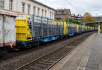 2 x 4-achsiger Flachwagen in Sonderbauart (Doppelwagen) bzw. 2x45 ft InnoWaggon „GigaTube“ der österreichischen INNOFREIGHT, 35 81 4657 419-1 A-IF, der Gattung Sggmrrs, im Zugverband bei einer Zugdurchfahrt am 16 Oktober 2025 im Bahnhof Kirchen/Sieg. 

Diese Wagen wurden vom slowakischen Güterwagenhersteller Tatravagónka a.s. in Poprad gebaut und haben spezielle Ladegestelle für Stahlrohre. 

Grundsätzlich besteht ein InnoWaggon aus zwei kurzgekuppelten Einzelwagen. Leichtbauweise und hohe Belastbarkeit differenzieren diese Waggons dabei klar von anderen und ermöglichen deutlich höhere Zuladung für den Transport von unterschiedlichsten Gütern. Der InnoWaggon vereint den Tragwagen und die auswechselbaren Behälter zu einem innovativen Konzept, das eine flexible Nutzung verspricht. Der Einsatz der Spezialbehälter wird dabei der jeweiligen Branche angepasst, da die Behälter je nach Anforderung wie spezifisches Schüttgewicht oder Entladestation eingesetzt werden.

Ähnlich verhält es sich mit dem Transport von Stahlrohren, die für die europäische Industrie ebenfalls von großer Bedeutung sind. Für sie wurde das aus Rungen bestehende System abermals adaptiert und mit eigens entwickelten Stirnwänden und Rungen ausgestattet. Seit Herbst 2024 kommt nun der GigaTube, in Zusammenarbeit mit DB Cargo für voestalpine Tubulars Kindberg, zum Einsatz. Pro 2x45 ft InnoWaggon werden 140 Tonnen Stahlrohre noch effizienter nach Bremerhaven transportiert, wo die Rohre auf ein Schiff verladen werden und ihre Reise fortsetzen.

Der 2x45 ft InnoWaggon ist das längste Mitglied der InnoWaggon-Familie und hat gegenüber den kürzeren Wagen eine längere Ladelänge, kombiniert mit ebenfalls hoher Nutzlast. Die im Vergleich zu anderen Wagen große Ladefläche und das daraus resultierende höhere Ladevolumen ermöglicht den effizienten Transport
von Gütern mit hohem Volumen bei geringerem spezifischem Gewicht oder sehr langen Gütern.

TECHNISCHE DATEN des 2x45 ft InnoWaggon:
Gattung: Sggmrrs (mit Aufbau GigaTube)
Gattungskennzahl: 4657
Hersteller: Tatravagonka Poprad (Slowakei), Baujahr 2024
Spurweite: 1.435 mm (Normalspur)
Achsenanzahl: 8 pro Doppelwagen (in 4 Drehgestellen)
Länge über Puffer: 29.520 mm 
Breite: 2.890 mm
Drehzapfenabstand: 2 x 9.520 mm
Achsabstand in den Drehgestellen: 1.800 mm
Raddurchmesser: 920 mm (neu)
Länge Ladefläche: 2 x 13.820 mm (2 x 45 ft)
Höhe der Ladefläche über SOK: 1.155 mm
Eigengewicht: 41.500 kg
Max. Geschwindigkeit: 100 km/h (beladen) / 120 km/h (leer)
Max. Zuladung pro Doppelwagen: 138,5t (ab Streckenklasse D 2)
Bremse: KE-GP-A (K)
Bremssohle: Jurid 822
Kleinster befahrbarer Gleisbogen: R 75m
Intern. Verwendungsfähigkeit: TEN-GE

Bemerkung: Die Wagen haben hier einen festverschraubten Aufbau „GigaTube“ (Ladegestelle und spezielle Stirnwände). Wenn man den Aufbau demontiert, können bis zu 32 Containerpins montiert werden und der Wagen kann als Containertagwagen Verwendung finden. 