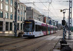 Der fünfteilige Niederflur-Gelenktriebwagen 2827  Stadt Radeberg  (EDV-Nummer  232 827-4) der Dresdner Verkehrsbetriebe AG (DVB) fährt am 07 Dezember 2022 als Linie 7 vom Hauptbahnhof
