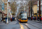 Der Gelenk-Triebwagen der Verkehrsbetriebe Karlsruhe VBK 326, ein Vossloh „Citylink NET 2012“ (NET=Niederflur Elektrotriebwagen) am 16.12.2017 in Karlsruhe, als Straßenbahn-Linie 4