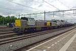 NMBS 7773 steht am 3 Juni 2019 vor ein Guterzug in Sittard.