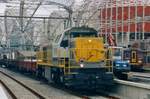 An die Arbeit! Gleisbauzug mit 7766 steht am 22 Mai 2005 in Leuven Centraal.