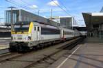 Am 5 Mai 2023 steht NMBS 1896 mit ein Piekuurtrein (Spitzverkehrszug) mit ex-EuroCity-Wagen in Gent Sint-Pieters.