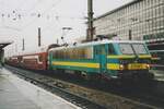 Den richtigen Sauwetter! Scanbild von 2704 mit Doppelstockzug in Bruxelles-Midi am völlig verregneten 16 September 2004.