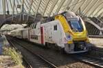 Triebzug M7 gebaut von Bombardier, (jetzt Alstom), wird seit 2018 an die SNCB ausgeliefert, sie können mit Selbstfahrenden Triebzügen oder mit E-Loks gekoppelt werden. Im Bild der Selbstfahrende Triebzug (91 88 86-96087-4B).
Technische Daten: Seit 2020 im Dienst bei der SNCB; 
Antrieb 1,5 kV DC /25 kVAC -50Hz / 3kV DC; 
L 24,190 m; B 2,830 m; 106 t; 
Raddurchmesser 1,10 m; 
Max 200 km/h  3kV & 25 kV; 150 km/h 1,5 kV; 
Lüttich 10.2025  Triebzug M7 gebaut von Bombardier, (jetzt Alstom), wird seit 2018 an die SNCB ausgeliefert, sie können mit Selbstfahrenden Triebzügen oder mit E-Loks gekoppelt werden. Im Bild der Selbstfahrende Triebzug (91 88 86-96087-4B).
Technische Daten: Seit 2020 im Dienst bei der SNCB; 
Antrieb 1,5 kV DC /25 kVAC -50Hz / 3kV DC; 
L 24,190 m; B 2,830 m; 106 t; 
Raddurchmesser 1,10 m; 
Max 200 km/h  3kV & 25 kV; 150 km/h 1,5 kV; 
Lüttich 10.2025