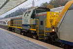 Die SNCB/NMBS HLD 7764  Toledo  leistet am 23 November 2013, einem IC nach Ostende, vom Bahnhof Lüttch-Guillemins, Schubhilfe.

Nach der Ausfahrt vom Bahnhof Lüttch-Guillemins (Gare de Liège-Guillemins) in Richtung Brüssel, der Bahnstrecke Brüssel – Lüttich (Linie 36) folgt bald die 30 ‰ steile Rampe Haut Pré, darum muss bei langen schweren Zügen eine Lok Schubhilfe leisten. Früher war oben am Haut Pré die Bergstation einer Kabelzuganlage. Hier kommt die SNCB/NMBS HLD 7764  Toledo  am 23.11.2013 nach getaner Arbeit (Schubhilfe) retour. 

Die Lok wurde 2002 unter der Fabriknummer 1000981 bei Vossloh in Kiel gebaut, sie trägt die NVR-Nummer: 92 88 0077 064-8 B-B. 

Die HLD77 ist eine speziell auf die Belange der Belgischen Staatsbahn (SNCB) zugeschnittene Weiterentwicklung der G 1205. Zwischen 1999 und 2005 wurden insgesamt 170 Lokomotiven an die SNCB geliefert. Neben dem belgischen Dieselmotor, einen Anglo-Belgian Cooperation 6-Zylinder-Dieselmotor vom Typ 6DZC-1000-144A mit 1.150 KW Leistung, und dem elektrischen Hilfsbetriebekonzept ohne Hydrostatikanlage unterscheidet sie sich in zahlreichen Details von den Standardloks, womit den speziellen Wünschen des Kunden Rechnung getragen wurde. Das Turbowendegetriebe verfügt über ein im Stillstand schaltbares Stufengetriebe für zwei Geschwindigkeitsbereiche. Die Leistungsübertragung vom Getriebe geschieht über Kardanwellen (Gelenkwellen) auf alle 4 Achsen.

Die Lokomotiven kommen im Rangier- und Streckendienst zum Einsatz. Die Lokomotiven 7771 bis 7790 sind zusätzlich in Deutschland und den Niederlanden zugelassen und mit den entsprechenden Zugsicherungen ausgerüstet.

TECHNISCHE DATEN:
Baujahre: 1999 - 2005
gebaute Stückzahl: 170
Spurweite: 1.435 mm (Normalspur)
Achsfolge: B´B´
Länge über Puffer: 15.590 mm
Drehzapfenabstand: 7.770 mm
Achsabstand im Drehgestell: 2.400 mm
größte Breite: 3.052 mm
größte Höhe über Schienenoberkante: 4.220 mm
kleinster befahrbarer Gleisbogen: R 75 m
Dienstgewicht: 90 t

Motordaten:
Dieselmotorhersteller: Anglo-Belgian Cooperation AG (ABC), Gent (Belgien)
Motorart: Wassergekühlter Mittelschnellläufer Viertakt-6-Zylinder-Reihendieselmotor mit Turboaufladung und Ladeluftkühlung (Wassergekühl), sowie Direkteinspritzung (eine Pumpe/Zylinder)
Motortyp: 6(T)DZC-1000-144A 
Motorleistung: 1.150 kW (1.536 PS)
Motordrehzahl: 1.000 U/min
Hubraum: 95,7 Liter (Bohrung Ø 256 mm x 310 mm Hub)

Getriebe: Voith L4r4zseU2a
Hilfsgenerator, dreiphasig: 65–130 kW
Höchstgeschwindigkeit: 60 km/h / 100 km/h (Rangier-/Streckengang)
Anfahrzugkraft: 265 / 210 kN (Rangier-/Streckengang)
Kraftstoffvorrat: 4.200 l
kleinster befahrbarer Gleisbogen: R 75 m
