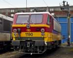 . Am 18.05.2008 war im BW (Atelier) Kinkempois in der Nähe von Liège ein Tag er offenen Tür und so konnte ich die SNCB HLE 1190 in der schönen Benelux Farbgebung vor dem Lokschuppen ablichten. (Jeanny)

Die Lokomotiven der SNCB Série 11 wurden hauptsächlich im Intercity-Verkehr zwischen Brüssel und Amsterdam mit NS Wendezuggarnituren eingesetzt.

Die technische Daten der Série 11:

Betriebsnummern: 1181-1192

Hersteller: BN, ACNC

Bauart: Bo' Bo'

Stromsystem: 1.500 V- und 3.000 kV-Gleichstrom

Baujahre: 1985-1986




