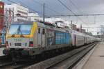 Werbelok 1844 schiebt ein IC nach Bruxelles-Midi aus Namur am grauen 11.Februar 2024. Das innere dieser Loks ist das taurus-design, der Kopf schaut schon nach die Zukunft in der Form des Vectrons.