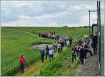 Die Wallfahrer der besonderen Art kehren am 23.06.2012 in der Nhe von Obourg zum Sonderzug  Adieu Srie 23  zurck. (Jeanny)