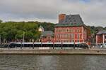 Vom Schiff auf der Maas aufgenommen wurde diese Tram, (CAF URBOS 100), in Lüttich an der Haltestelle Lüttich Curtius.