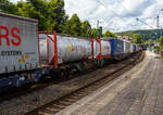 Vierachsiger Drehgestell-Containertragwagen 33 88 4554 285-5 B-LNS der Gattung Sgns (LINEAS Wagon Type 6453L2), der LINEAS Group NV/SA am 14 Juli 2024 im Zugverband bei der Zugdurchfahrt in Kirchen an der Sieg. Hier beladen mit zwei 20 Fuß Tankcontainern.

Die Lineas Group nv/sa (ex B-Logistics, ex B Cargo) ist eine belgische Schienengütergesellschaft.

TECHNISCHE DATEN:
Spurweite: 1.435 mm
Länge über Puffer: 19.740 mm
Drehzapfenabstand: 14.200 mm
Achsabstand in den Drehgestellen: 1.800 mm
Ladelänge: 18.400 mm
Ladefläche: 35 m²
Höhe der Ladeebene über S.O.: 1.155 mm
Eigengewicht: 19.400 kg
Max. Zuladung: 69,8 t (ab Streckenklasse D)
Max. Geschwindigkeit: 100 km/h
Kleinster befahrbarer Gleisbogen: R 75 m
Bremse: KE-GP-A (LL)
Bremssohle: IB 116
Feststellbremse: Nein
Verwendungsfähigkeit: RIV
