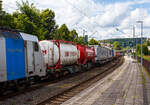 4-achsiger Drehgestell-Containertragwagen 33 88 4554 346-5 B-LNS der Gattung Sgns (LINEAS Wagon Type 6453L 2), der LINEAS Group NV/SA am 14 Juli 2024 im Zugverband, hinter der Railpool 186 445-3, bei