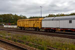 Zweiachsiger gedeckter Güterwagen 40 88 1502 947-0 B-INFBL, der Gattung Gbs (Type 2216A8), des belgischen Infrastrukturunternehmens Infrabel, als Energiewagen (mit darin befindlichen Diesel-Generator) zu einem Wohnzug, abgestellt am 21 Oktober 2025 beim Bahnhof Ans.
TECHNISCHE DATEN:
Spurweite: 1.435mm (Normalspur)
Achsanzahl: 2
Länge über Puffer: 14.020 mm
Achsabstand: 8.500 mm
Ladelänge: 12.700 mm
Ladebreite: 2.600 mm
Ladefläche: 33,0 m²
Laderaum: 86,0 m³
Türöffnung (B × H): 2.500 × 2.150 mm
Eigengewicht: 14.580 kg
Max. Zuladung: 25,0 t ab Streckenklasse C
Höchstgeschwindigkeit: 100 km/h
Kleinster bef. Gleisbogenradius: 35 m
Bauart der Bremse: 0-GP-A (Oerlikon-Bremse mehrlösige / Güterzug, Personenzug / Automatische Lastabbremsung) Zweiachsiger gedeckter Güterwagen 40 88 1502 947-0 B-INFBL, der Gattung Gbs (Type 2216A8), des belgischen Infrastrukturunternehmens Infrabel, als Energiewagen (mit darin befindlichen Diesel-Generator) zu einem Wohnzug, abgestellt am 21 Oktober 2025 beim Bahnhof Ans.
TECHNISCHE DATEN:
Spurweite: 1.435mm (Normalspur)
Achsanzahl: 2
Länge über Puffer: 14.020 mm
Achsabstand: 8.500 mm
Ladelänge: 12.700 mm
Ladebreite: 2.600 mm
Ladefläche: 33,0 m²
Laderaum: 86,0 m³
Türöffnung (B × H): 2.500 × 2.150 mm
Eigengewicht: 14.580 kg
Max. Zuladung: 25,0 t ab Streckenklasse C
Höchstgeschwindigkeit: 100 km/h
Kleinster bef. Gleisbogenradius: 35 m
Bauart der Bremse: 0-GP-A (Oerlikon-Bremse mehrlösige / Güterzug, Personenzug / Automatische Lastabbremsung)