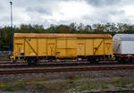 Zweiachsiger gedeckter Güterwagen 40 88 1502 947-0 B-INFBL, der Gattung Gbs (Type 2216A8), des belgischen Infrastrukturunternehmens Infrabel, als Energiewagen (mit darin befindlichen Diesel-Generator) zu einem Wohnzug, abgestellt am 21 Oktober 2025 beim Bahnhof Ans.
TECHNISCHE DATEN:
Spurweite: 1.435mm (Normalspur)
Achsanzahl: 2
Länge über Puffer: 14.020 mm
Achsabstand: 8.500 mm
Ladelänge: 12.700 mm
Ladebreite: 2.600 mm
Ladefläche: 33,0 m²
Laderaum: 86,0 m³
Türöffnung (B × H): 2.500 × 2.150 mm
Eigengewicht: 14.580 kg
Max. Zuladung: 25,0 t ab Streckenklasse C
Höchstgeschwindigkeit: 100 km/h
Kleinster bef. Gleisbogenradius: 35 m
Bauart der Bremse: 0-GP-A (Oerlikon-Bremse mehrlösige / Güterzug, Personenzug / Automatische Lastabbremsung) Zweiachsiger gedeckter Güterwagen 40 88 1502 947-0 B-INFBL, der Gattung Gbs (Type 2216A8), des belgischen Infrastrukturunternehmens Infrabel, als Energiewagen (mit darin befindlichen Diesel-Generator) zu einem Wohnzug, abgestellt am 21 Oktober 2025 beim Bahnhof Ans.
TECHNISCHE DATEN:
Spurweite: 1.435mm (Normalspur)
Achsanzahl: 2
Länge über Puffer: 14.020 mm
Achsabstand: 8.500 mm
Ladelänge: 12.700 mm
Ladebreite: 2.600 mm
Ladefläche: 33,0 m²
Laderaum: 86,0 m³
Türöffnung (B × H): 2.500 × 2.150 mm
Eigengewicht: 14.580 kg
Max. Zuladung: 25,0 t ab Streckenklasse C
Höchstgeschwindigkeit: 100 km/h
Kleinster bef. Gleisbogenradius: 35 m
Bauart der Bremse: 0-GP-A (Oerlikon-Bremse mehrlösige / Güterzug, Personenzug / Automatische Lastabbremsung)