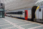SNCB/NMBS - I11 Reisezugwagen der 2. Klasse, Bpm 61 88 20-90 020-6 B-B, ex 12820, eingereiht vor der Schluss-Lok im Zugverband eines IC von Ostende nach Eupen, am 21 Oktober 2025 im Bahnhof Liège Guillemins (Lüttich-Guillemins).

Als I11-Wagen werden Reisezugwagen der Nationale Gesellschaft der Belgischen Eisenbahnen (französisch SNCB - Société nationale des chemins de fer belges / niederländisch NMBS - Nationale Maatschappij der Belgische Spoorwegen) bezeichnet. Diese Wagen wurden zwischen 1995 und 1997 von Bombardier Transportation, im ehemaligen BN Constructions Ferroviaires et Métalliques in Brügge, gebaut. Die I11-Wagen waren die ersten Reisezugwagen der NMBS/SNCB, die für eine Geschwindigkeit von 200 km/h ausgelegt waren. Diese Geschwindigkeit wird planmäßig auf der Schnellfahrstrecke HSL 2 zwischen Brüssel und Lüttich ausgefahren. Bei 200 km/h liegt der Geräuschpegel bei 65 dB.

TECHNISCHE DATEN:
Hersteller: Bombardier Transportation (ex BN)
Spurweite: 1.435 mm (Normalspur)
Anzahl der Achsen: 4 
Länge über Puffer: 26.400 mm
Drehzapfenabstand: 18.400 mm
Achsabstand im Drehgestell: 2.560 mm
Drehgestelltyp: ANF Typ 36
Wagenkastenbreite: 2.860 mm
Eigengewicht: 46 t 
Höchstgeschwindigkeit: 200 km/h
Sitzplätze: 80 in der 2. Klasse Wagen 
Fahrradstellplätze: 2
Toiletten: 2 (Vakuum, geschlossenes System)