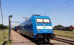 Auf dem Weg zum Zug, RDC/RAG 101 027-1, REV/LD X/30.10.23 im Bhf Pattburg. 21.06.2025