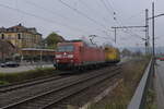 Vor dem Busbahnhof in Mosbach 'Dampft' die 185 199-7 mit ihrem Reinigungszug gen Osterburken  am Samstag den 9.11.2024.