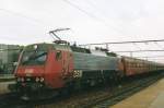 Scanbild von DSB 3002 mit Spitzverkehrszug nach Kobnhavn in Roskilde, 22 Mai 2004.