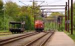 Mit lautem Zweitakter-Grollen schiebt sich die Railcare Litra MY 1122 durch den Bhf Padborg. 04.05.2014 (03600)
