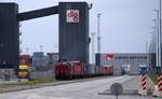 Die DSB Litra MZ 1452 verlässt hier den Sicherheits-Zollbereich des Container-Terminals im Aarhuser Hafen. 20.09.2010
