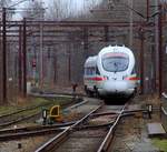 Maximun-Tele für den hier bei der Ausfahrt aus Padborg festgehaltenen ICE(T)D Tz 5510(0605 010/110/210/510)der nur noch wenige Meter zu fahren hat und sich dann in Deutschland befindet. Padborg 06.02.2014