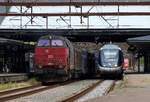 DSB IC4 MG 56/5859 nach Esbjerg wartet auf die Abfahrt während die RSC Litra MZ 1452 mit ihrem Güterzug ebenfalls nach Esbjerg langsam durch den Bahnhof von Fredericia dieselt. 24.07.2015