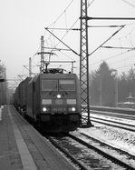 Nachdem sie nun wieder fahren dürfen kamen gestern die ersten Güterzüge wieder durch Schleswig gefahren. RSC 185 333-9 rauscht hier mit dem KT 40574 und gut 980min plus durch Schleswig. 16.12.2012