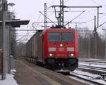 Aus Hannover-Linden kommend rauscht hier der Rhenus/Ewals KLV EZ 44722 mit Zuglok DBS/RSC 185 335-4 durch Schleswig, sein Ziel ist Göteborg. 19.03.2013