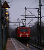 DBS/RSC 0185 326-3 mit dem 40546 rauscht hier durch das regnerische Schleswig. 09.02.2014