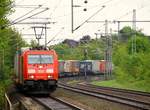 RSC/DBS 0185 322-2 fährt hier mit einem KLV Zug und freundlichem (Licht)Gruß durch Schleswig. 09.05.2014