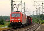 DBS/RSC 0185 335-4 passiert hier mit ihrem Güterzug den Bü Jübek-Nord.