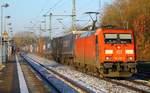 Gruß zurück! Einer der wenigen Güterzüge der letzten Tagen wurde von RSC/DBS 0 185 336-2 gezogen und rauscht hier durch das mit leichtem  Puderzucker  bedeckte Schleswig Richtung Hamburg. 28.12.2014