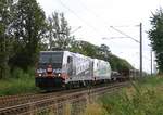 Die schwarze DBCSC 185 325 und die weiß/grüne DBCSC 185 326 mit Güterzug Harrislee Grenze 14.09.2022