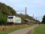 Der weiß/grüne  Klimaheld  DBCSC 185 326 war heute vor einem langen Güterzug alleine unterwegs, hier bei Schafhaus/Farhus nördlich von Pattburg 15.09.2022 