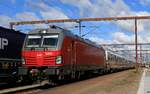 br-eb-vectron/863551/dsb-litra-eb-3227-mit-nem DSB Litra EB 3227 mit nem EC nach Hamburg Einfahrt Pattburg/DK 03.10.2024