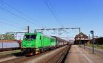GreenCargo Br 5333 oder 91 86 018 5333-9 DK-GC, REV/mgw Service/04.08.16 mit Volvo-Zug in Pattburg/DK am 13.05.2023