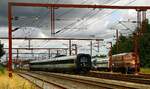 br-er-ir4/782947/dsb-ir4-er-202106-fr-222306 DSB IR4 ER 20/2106 FR 22/2306 auf dem Weg nach Sonderborg verl�sst hier den Bhf Tinglev vorbei an der wartenden SRP Litra MY 1148. 08.08.2022